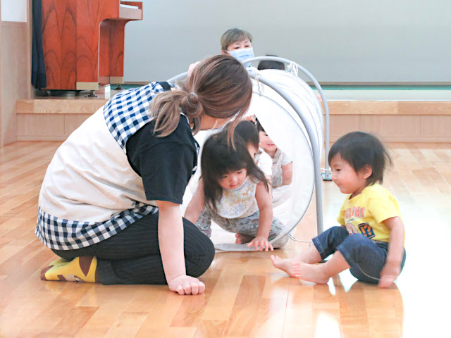 ホールでアスレチック遊びをするにじ児