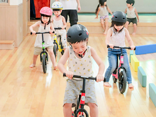 ホールでストライダーに乗るつき・そら組