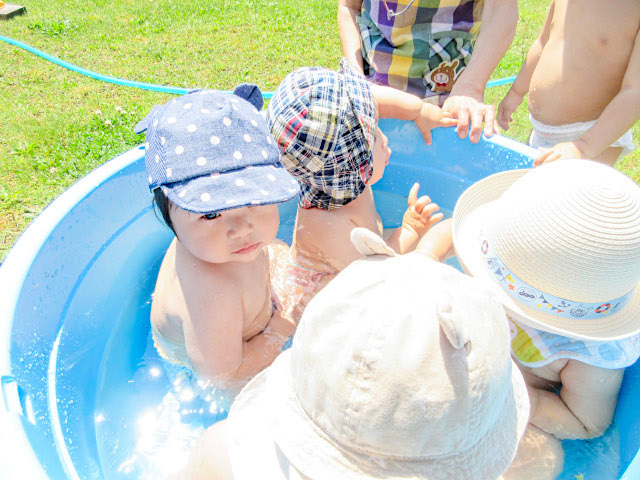 タライに入って水浴びをするゆり組