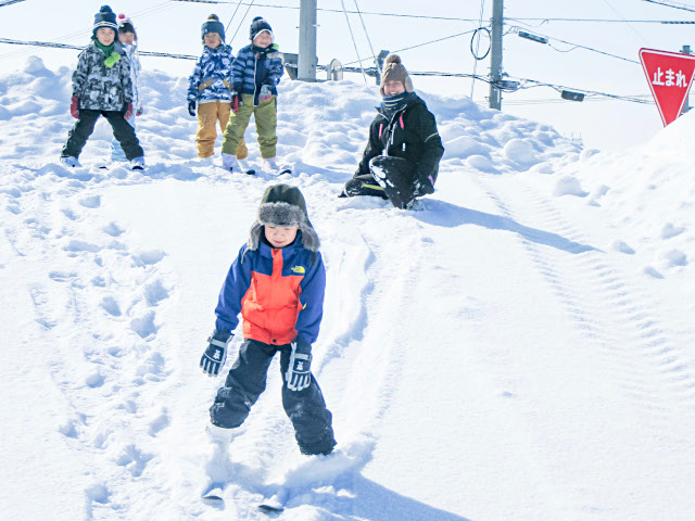 園庭でスキーをするひかり組