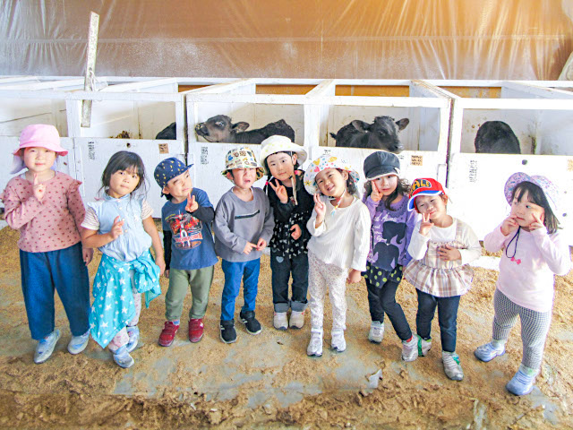 散歩で牛舎に立ち寄ったつき組