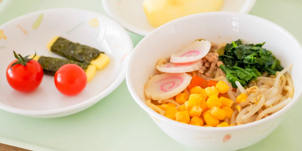 園児に提供されるラーメン