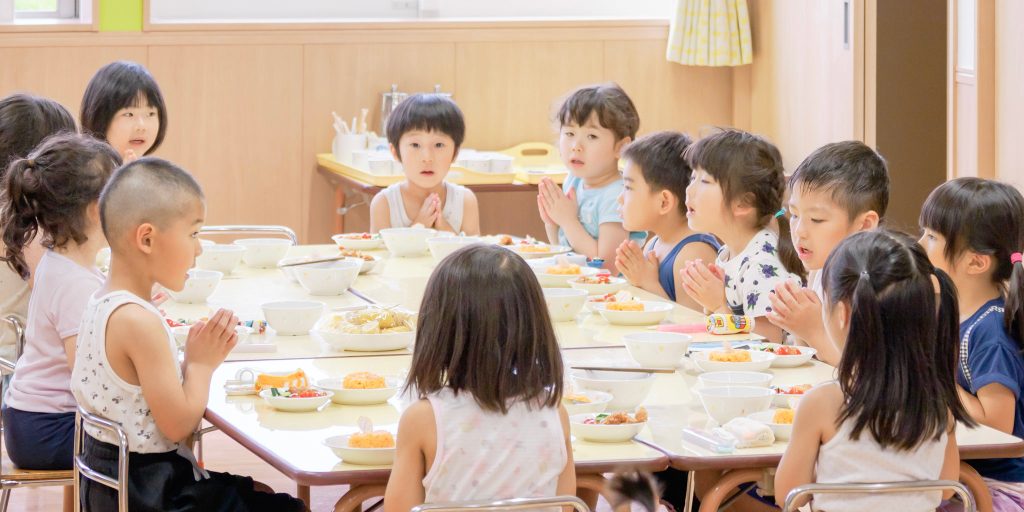 食事前のお祈りをとなえる園児たち