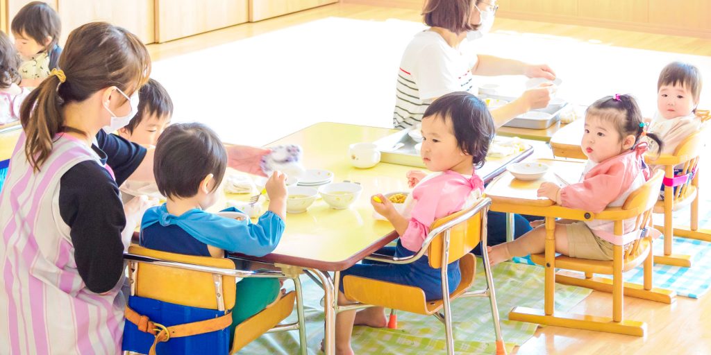 3才未満児の食事風景