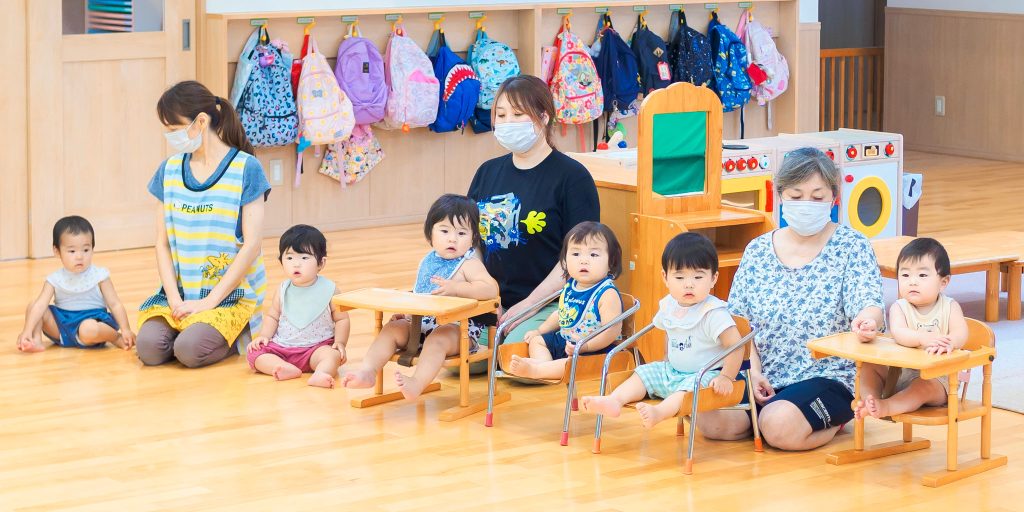 礼拝に参加する0才児と1才児