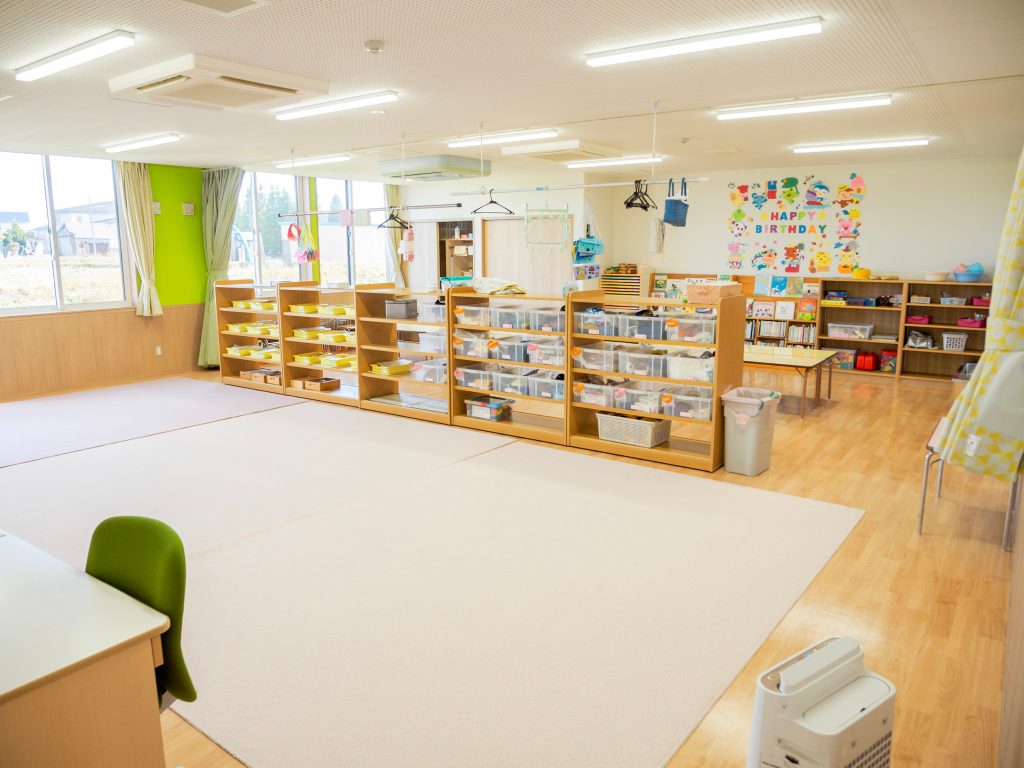 絨毯が敷かれた保育室の左半分