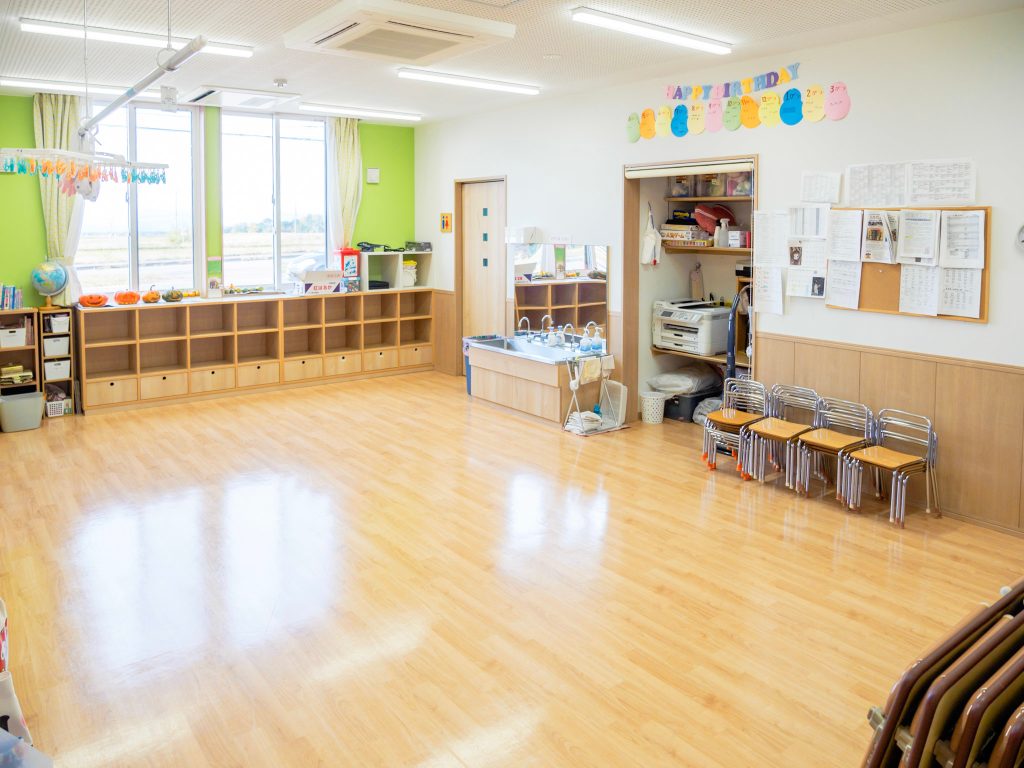 ホール側の入口から見た学童室