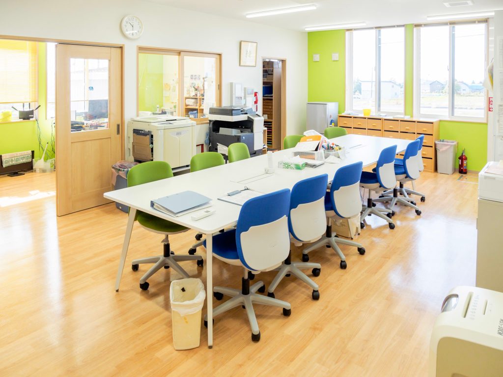 長机が置かれた職員室