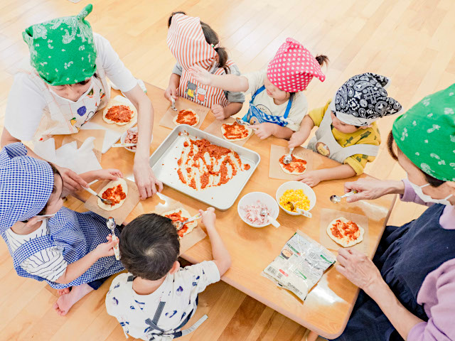 クッキング保育でピザを作るほし組