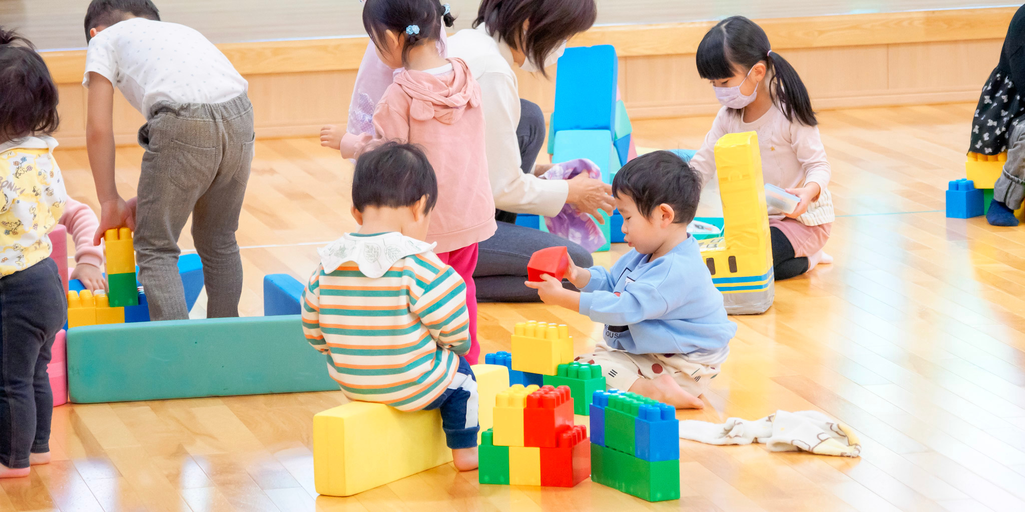 ブロックで遊ぶ園児たち