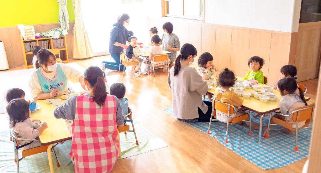 給食をとる未満児クラスの園児たち