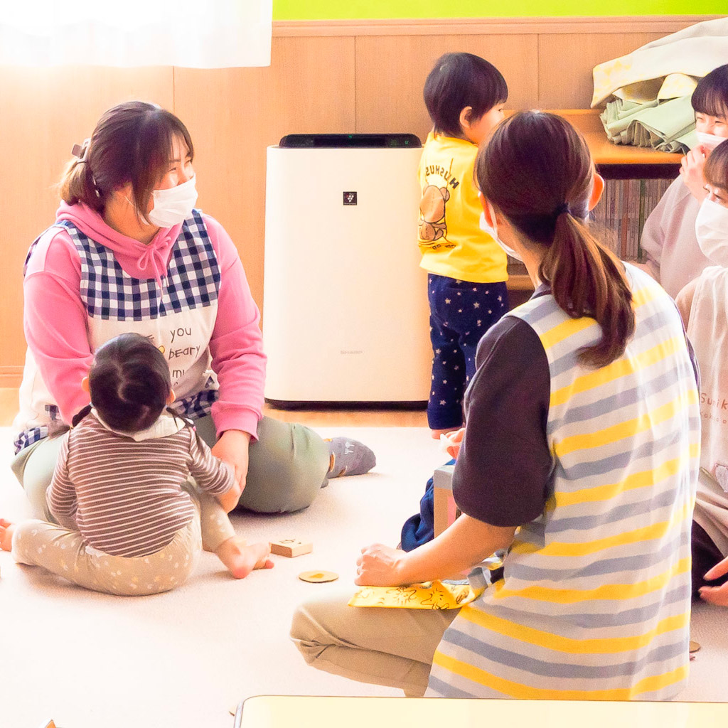 保育士4名と3才児未満の園児たち