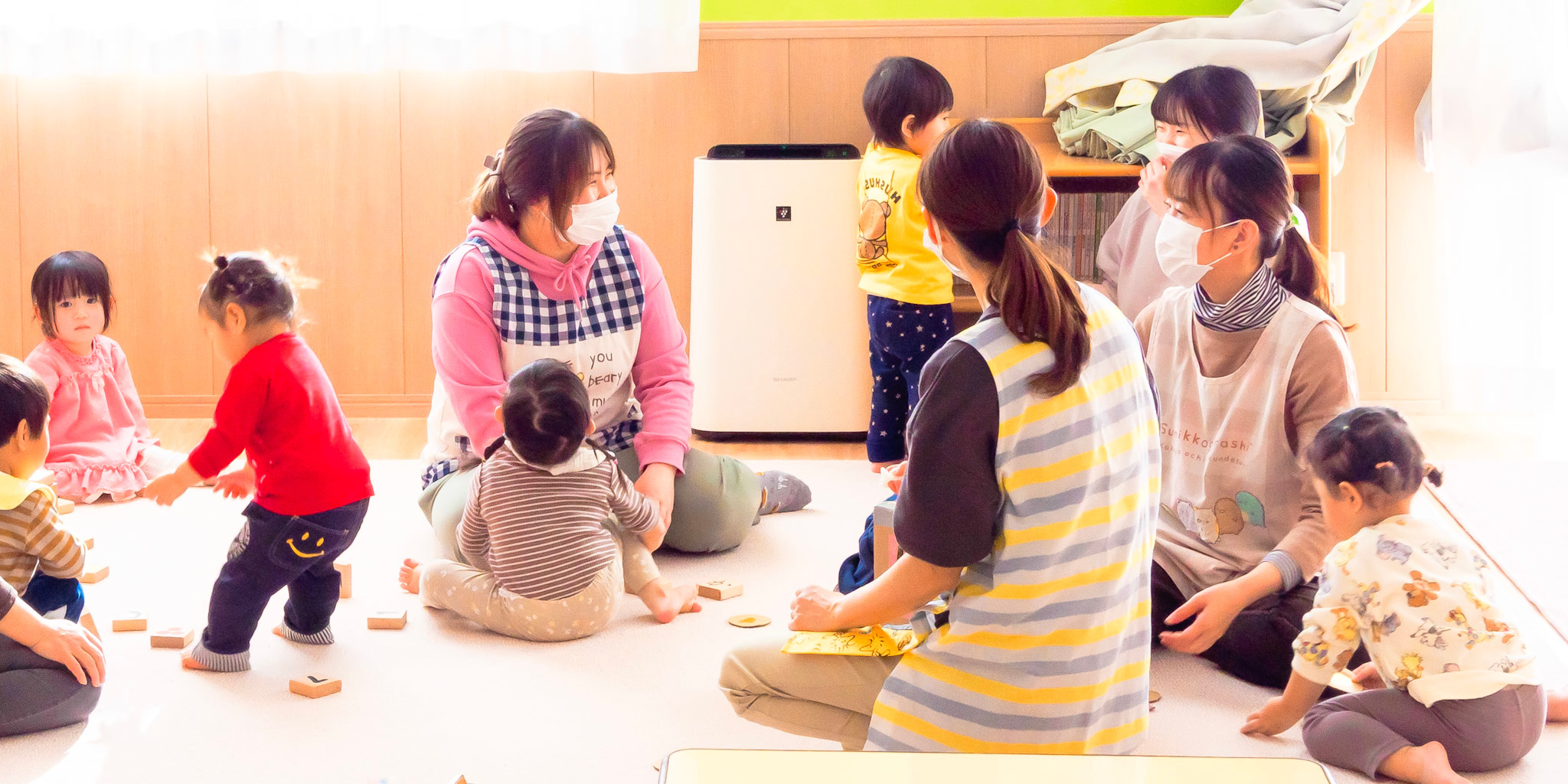 保育士4名と3才児未満の園児たち