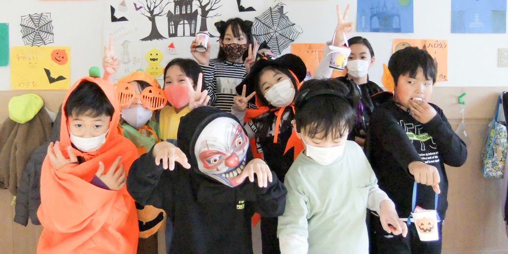 ハロウィンの仮装をする児童たち