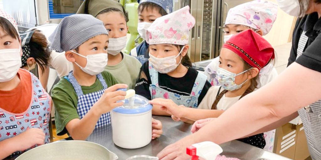 アイスクリーム作り体験をする児童たち