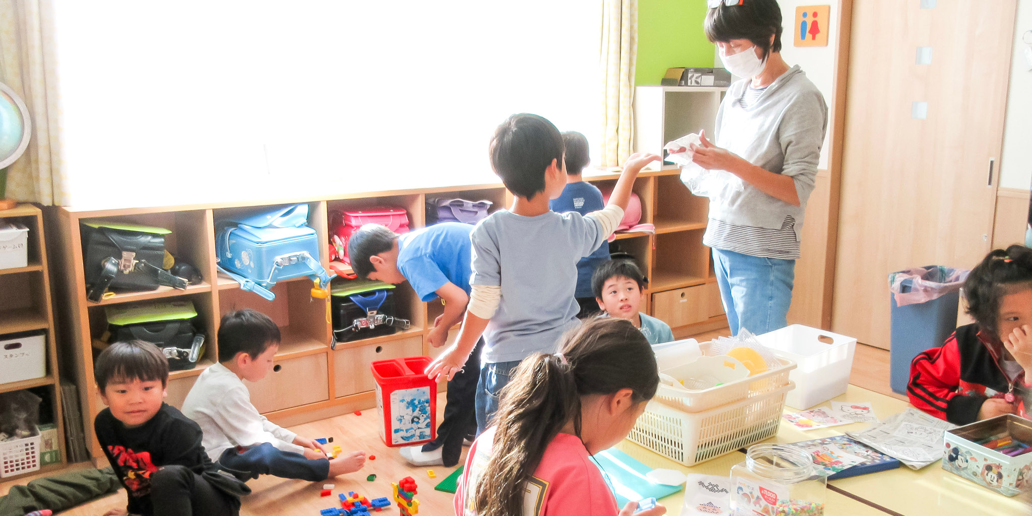 学童室で遊ぶ児童たち