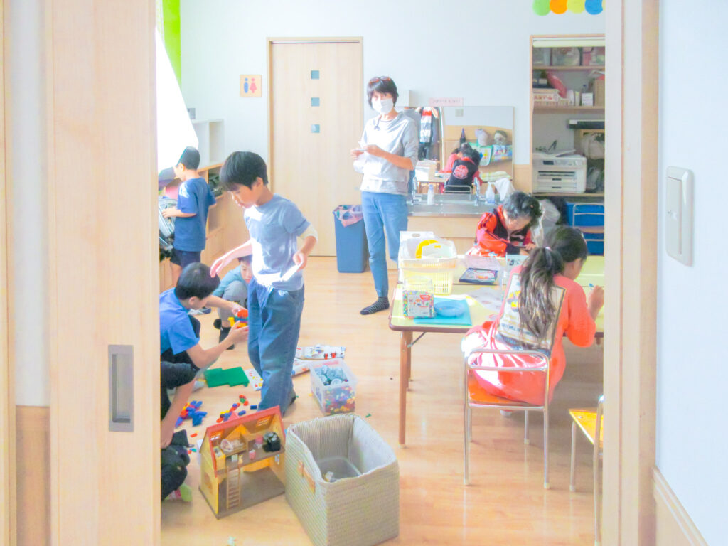 学童玄関から見た学童室